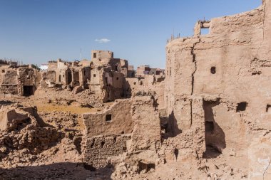 Dakhla vahasındaki Mut kasabasında yıkılmış çamur tuğlalı evler, Mısır