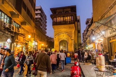 CAIRO, EGYPT - 26 Ocak 2019: Kahire 'nin tarihi merkezinde Al Moez Caddesi' nde akşam