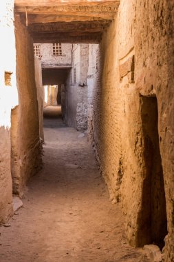 Dakhla vahasındaki Al Qasr köyündeki Dar Sokak, Mısır