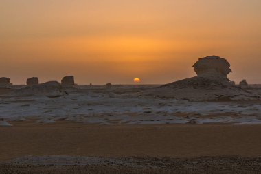 Beyaz Çöl, Mısır 'daki tebeşir kaya oluşumlarının gün batımı görüntüsü