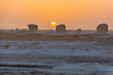 Beyaz Çöl, Mısır 'daki tebeşir kaya oluşumlarının gün batımı görüntüsü