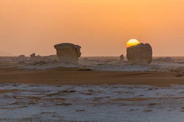 Beyaz Çöl, Mısır 'daki tebeşir kaya oluşumlarının gün batımı görüntüsü