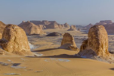 Beyaz Çöl 'deki El Aqabat (Agabat) vadisinde kaya oluşumları, Mısır