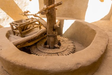 Dakhla vahasındaki Al Qasr köyündeki eski bir mısır değirmeninin manzarası, Mısır