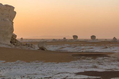 Beyaz Çöl, Mısır 'daki tebeşir kaya oluşumlarının gün batımı görüntüsü