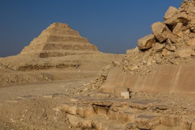 Mısır 'ın Saqqara şehrinde basamaklı Djoser Piramidi (Zoser)