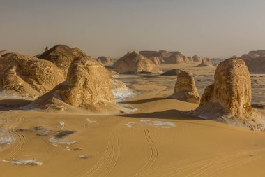 Beyaz Çöl 'deki El Aqabat (Agabat) vadisinde kaya oluşumları, Mısır
