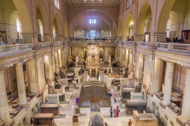 CAIRO, EGYPT - 27 HAZİRAN 2019: Kahire, Mısır 'daki Mısır Müzesi' nden Atrium