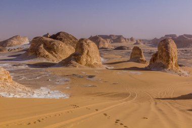 Beyaz Çöl 'deki El Aqabat (Agabat) vadisinde kaya oluşumları, Mısır