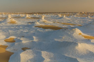 Beyaz Çölde, Mısır 'da tebeşir kaya oluşumları