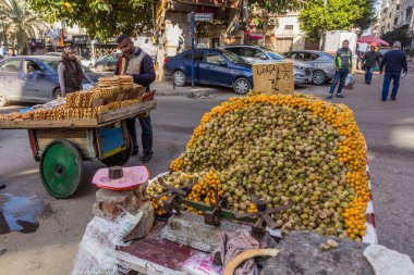 ALEXANDRIA, EGYPT - 2 Şubat 2019: Alexandria, Mısır 'da bir sokakta altın çileği (Physalis Peruviana) satan sokak tezgahı