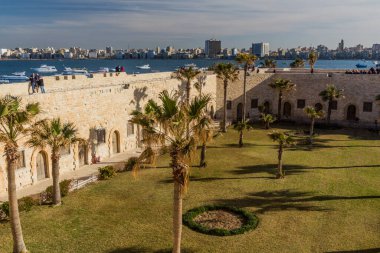 ALEXANDRIA, EGYPT - 2 Şubat 2019: İskenderiye, Mısır 'daki Qaitbey Kalesi' nin avlusu