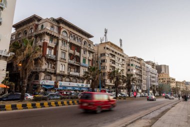 ALEXANDRIA, EGYPT - 1 Şubat 2019: İskenderiye, Mısır 'da Corniche sahil yolunda trafik