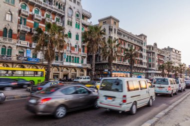 ALEXANDRIA, EGYPT - 1 Şubat 2019: İskenderiye, Mısır 'da Corniche sahil yolunda trafik