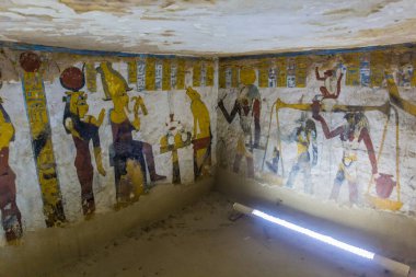 BAWitl, EGYPT - 5 Şubat 2019: Bahariya vahasındaki Bannentiu Mezarı 'ndaki Duvar boyaları, Mısır