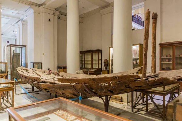 CAIRO, EGYPT - 27 HAZİRAN 2019: Kahire, Mısır 'daki Mısır Müzesi' nde antik tekne