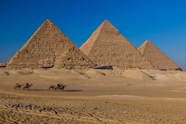 Cairo Egito Janeiro 2019 Cavaleiros Camelo Frente Grandes Pirâmides Gizé — Fotografia de Stock