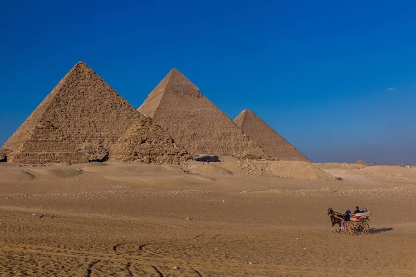 Cairo Egipto Enero 2019 Carruaje Caballos Frente Las Grandes Pirámides —  Fotos de Stock