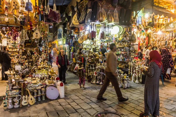 CAIRO, EGYPT - 29 HAZİRAN 2019: Kahire, Mısır 'daki Han el-Halili pazarının akşam manzarası