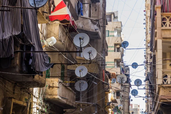 Alexandria Egipto Febrero 2019 Callejón Estrecho Con Antenas Parabólicas Alejandría — Foto de Stock