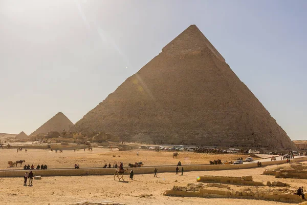 Cairo Egypt Ιανουαριου 2019 Άνθρωποι Μπροστά Από Πυραμίδες Στη Γκίζα — Φωτογραφία Αρχείου