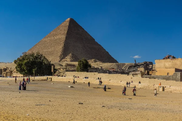 Kairo Egypt Styczeń 2019 Turyści Przed Wielką Piramidą Gizie — Zdjęcie stockowe