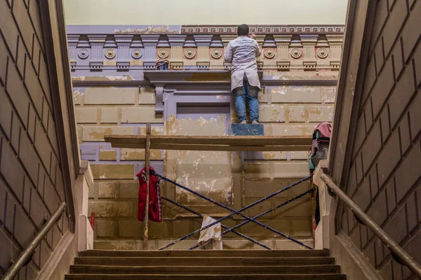 Kairo Egypt Styczeń 2019 Pracownik Renowacji Muzeum Egipskim Kairze Egipt — Zdjęcie stockowe