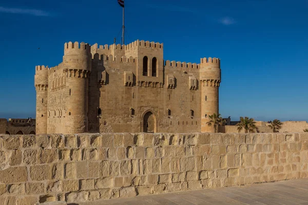 Ludzie Odwiedzają Cytadelę Qaitbay Fort Qaitbey Aleksandrii Egipt — Zdjęcie stockowe