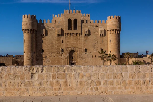 Ludzie Odwiedzają Cytadelę Qaitbay Fort Qaitbey Aleksandrii Egipt — Zdjęcie stockowe