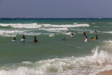 BERBERA, SOMALİLYA - 13 Nisan 2019: Berbera, Somaliland yakınlarındaki bir denizde yüzen insanlar
