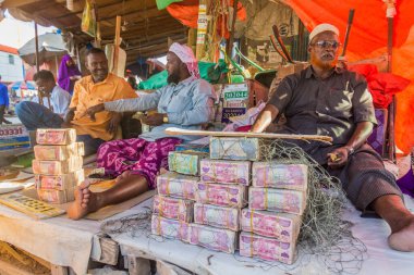 HARGEISA, SOMALILAND - 12 Nisan 2019: Somaliland 'ın başkenti Hargeisa' nın merkezinde para değiştiriciler