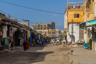 DJIBOUTI, DJIBOUTI - 17 Nisan 2019: Cibuti 'nin başkenti Cibuti' nin Afrika semtindeki bir caddenin görüntüsü.