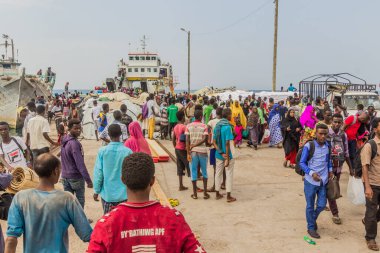 TADJOURA, DJIBOUTI - 20 Nisan 2019: Cibuti 'nin Tadjoura limanında feribottan inen kalabalık