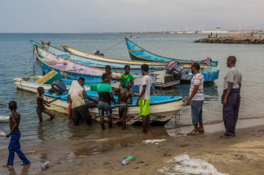TADJOURA, DJIBOUTI - 20 Nisan 2019: Tadjoura, Cibuti limanında küçük balıkçı tekneleri