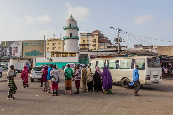 Djibouti Djibouti April 2019 Menschen Vor Der Hamoudi Moschee Dschibuti — Stockfoto