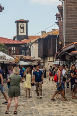 NESEBAR, BULGARIA - 24 Temmuz 2019: Bulgaristan 'ın Nesebar kentinde bir sokakta yürüyen turistler