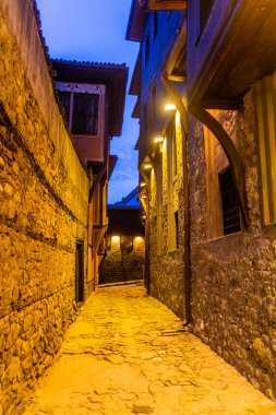 Bulgaristan 'ın Filibe kentinde kaldırımlı bir caddenin akşam manzarası