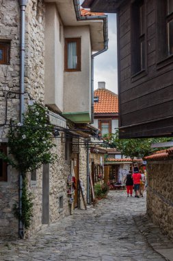 NESEBAR, BULGARIA - 24 Temmuz 2019: Bulgaristan 'ın Nesebar kentindeki dar kaldırımlı cadde