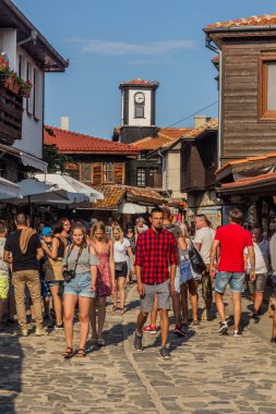 NESEBAR, BULGARIA - 24 Temmuz 2019: Bulgaristan 'ın Nesebar kentinde bir sokakta turistler