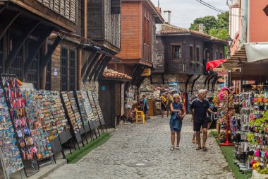 SOZOPOL, BULGARIA - 24 Temmuz 2019: Bulgaristan 'ın Sozopol kentinde kaldırımlı bir sokakta turistler
