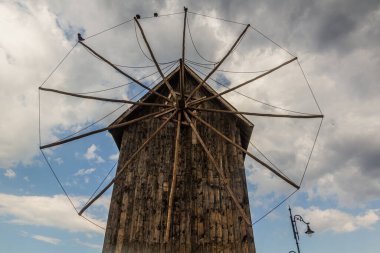 Bulgaristan 'ın Nesebar kentinde ahşap rüzgar değirmeni