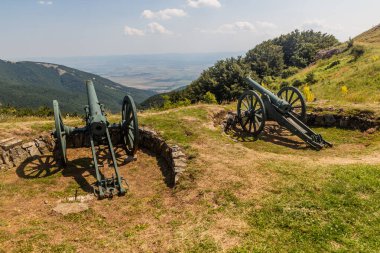 Bulgaristan 'ın Shipka Tepesindeki eski toplar