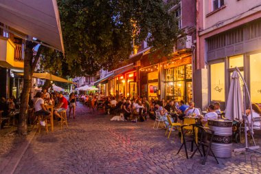 PLOVDIV, BULGARIA - 30 Temmuz 2019: Bulgaristan 'ın Eski Plovdiv kentindeki kaldırımlı cadde