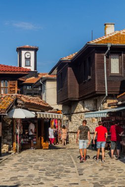 NESEBAR, BULGARIA - 24 Temmuz 2019: Bulgaristan 'ın Nesebar kentindeki kaldırımlı cadde