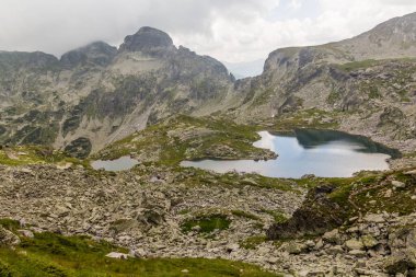 Bulgaristan 'ın Rila dağlarındaki Elensko gölünün hava manzarası