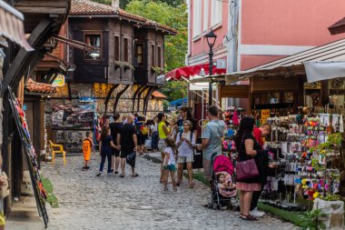 SOZOPOL, BULGARIA - 23 Temmuz 2019: Bulgaristan 'ın Sozopol kentinde kaldırımlı bir sokakta turistler