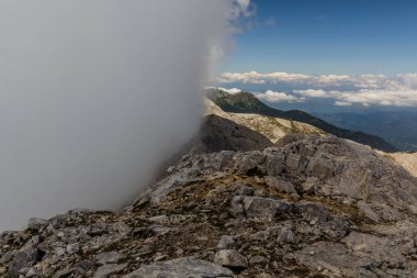 Bulgaristan 'ın Pirin dağlarında Koncheto sırtı sisli