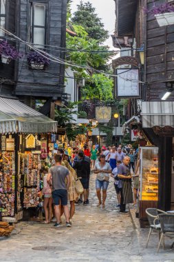 NESEBAR, BULGARIA - 24 Temmuz 2019: Bulgaristan 'ın Nesebar kentinde bir sokakta turistler