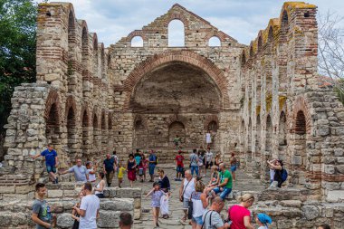 NESEBAR, BULGARIA - 24 Temmuz 2019: Turistler Bulgaristan 'ın Nesebar kentindeki Aziz Sophia harabelerini ziyaret ettiler
