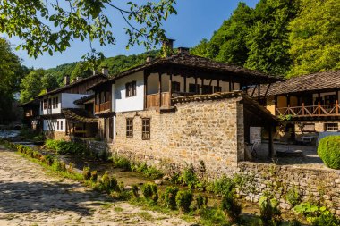 Bulgaristan 'ın Etar köyündeki eski evlerin manzarası